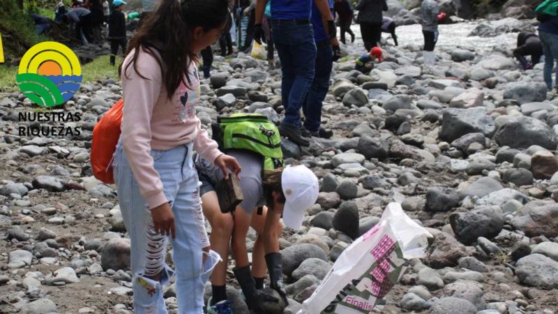 El ministerio de ambiente, Agua y Transición participó en la limpieza del río San Pedro, en Cumbayá – Quito