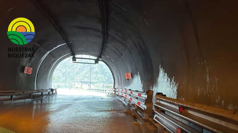 Debido a las lluvias la Prefectura de Pichincha decidió cerrar la vía Alóag-Unión del Toachi