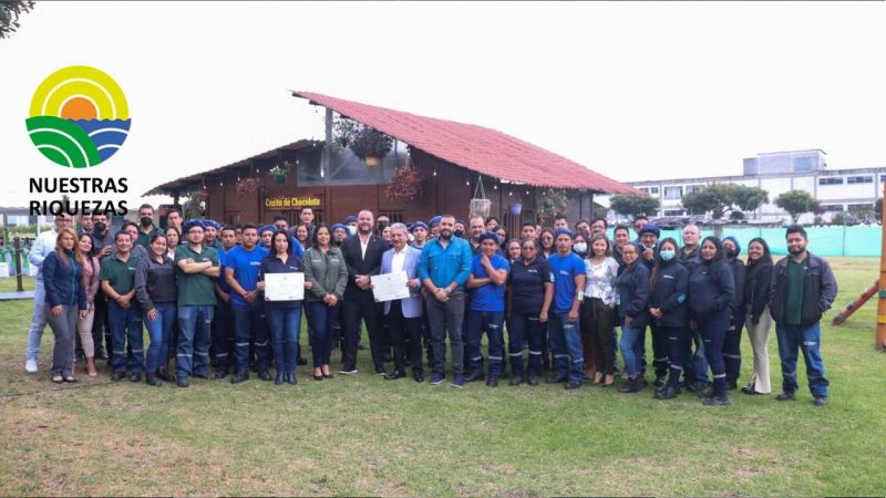 El ministerio de ambiente entregó certificación ambiental a dos empresas