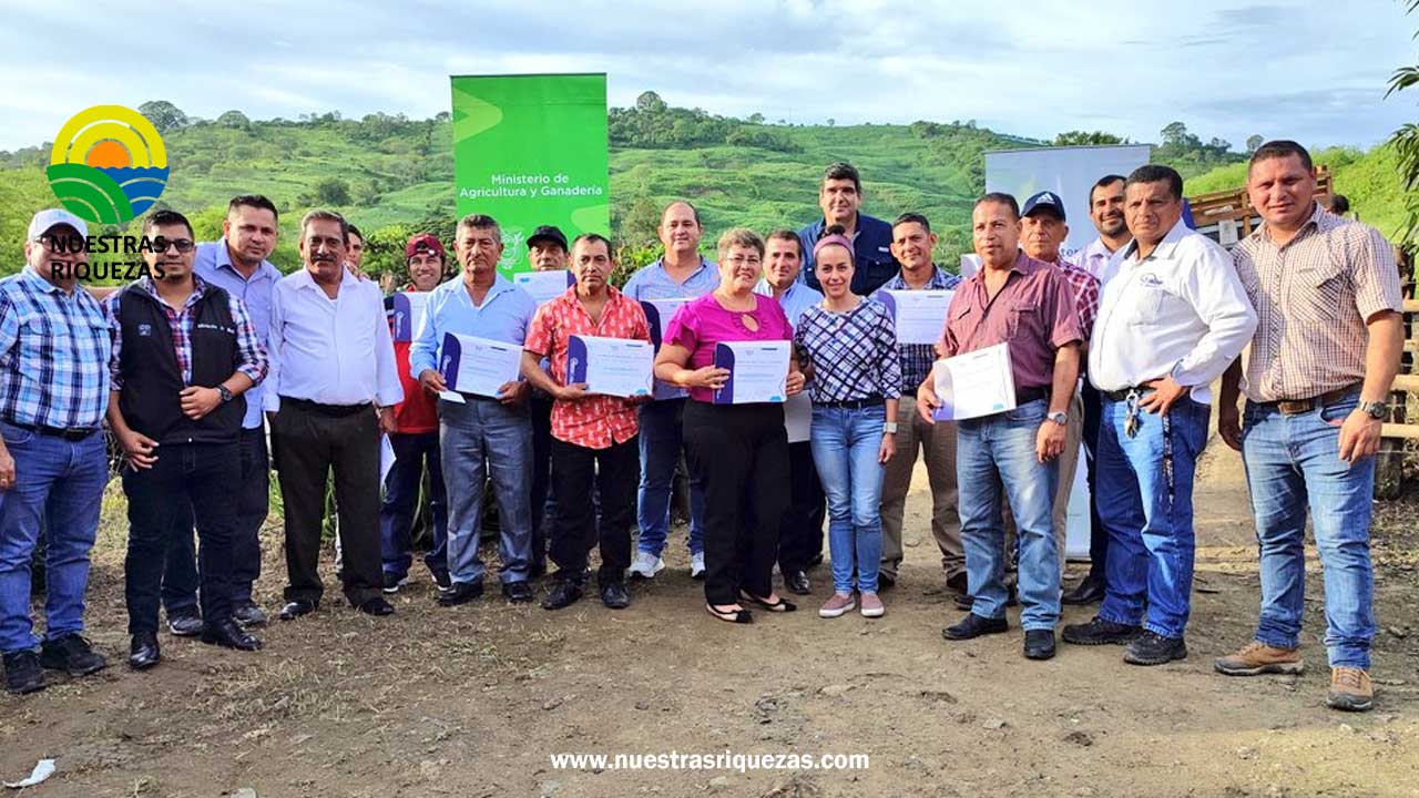 En Manabí 14 productores se capacitaron en Comunidades de Aprendizaje y Escuelas del MAG
