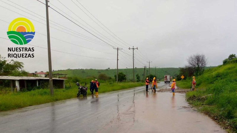 Se avanza con la limpieza en vías de Manabí tras inundaciones
