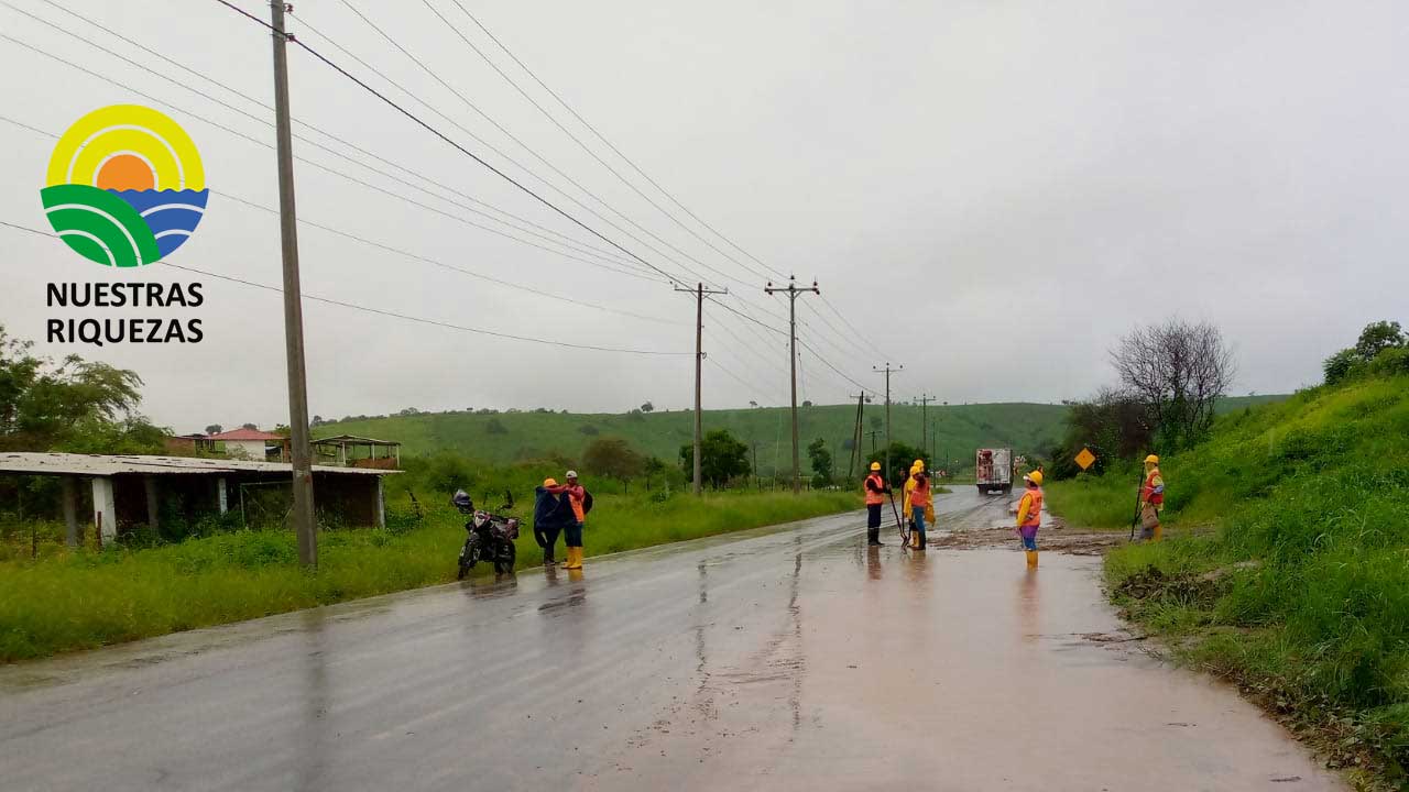 Se avanza con la limpieza en vías de Manabí tras inundaciones
