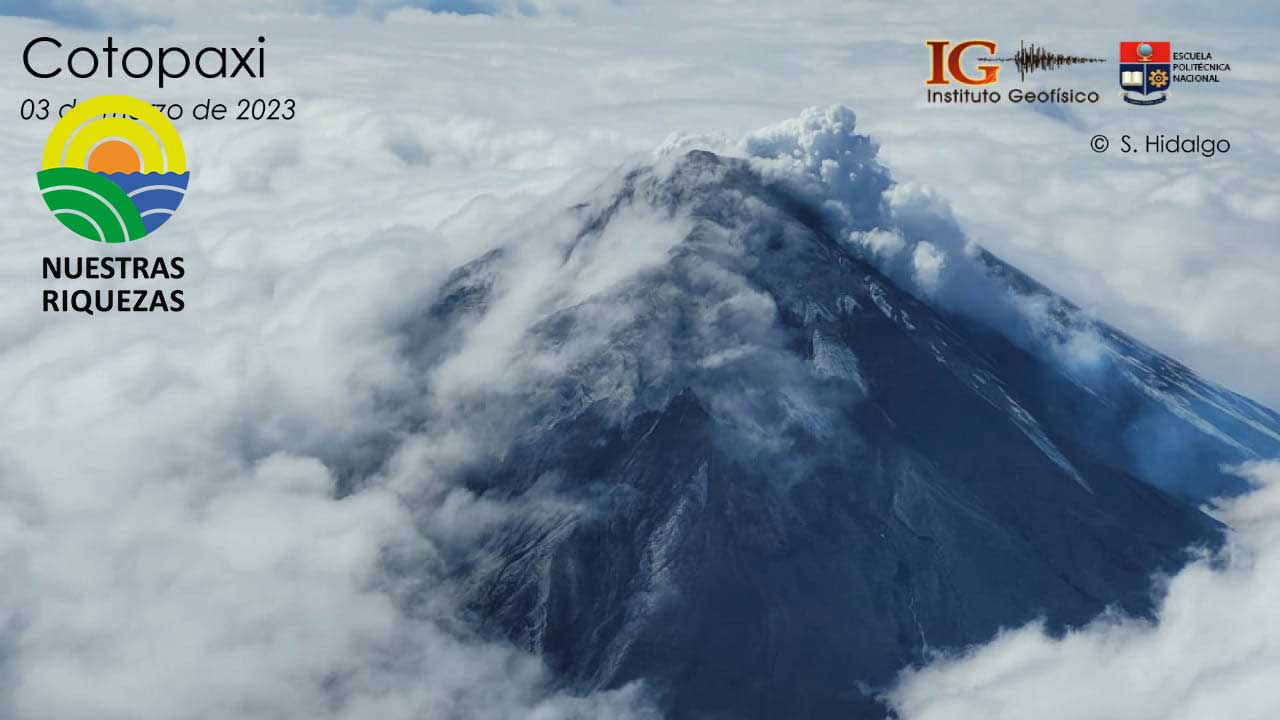 Se registró la emisión de gases desde el volcán Cotopaxi