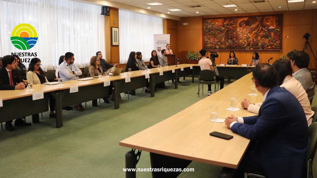 Ministerio de ambiente suscribió un compromiso con 20 representantes de las organizaciones e instituciones implicadas en la gestión integral de residuos y desechos sólidos no peligrosos en el país