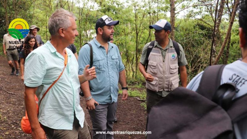 Ministro de ambiente José Davalos realizó un recorrido por isla Floreana