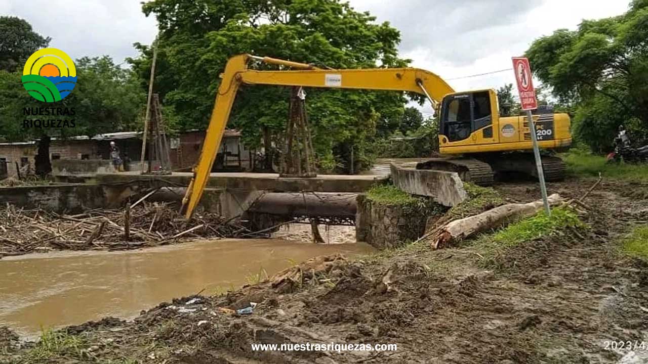 La Prefectura de Manabí retiró palizada en el sitio Dos Bocas en Chone