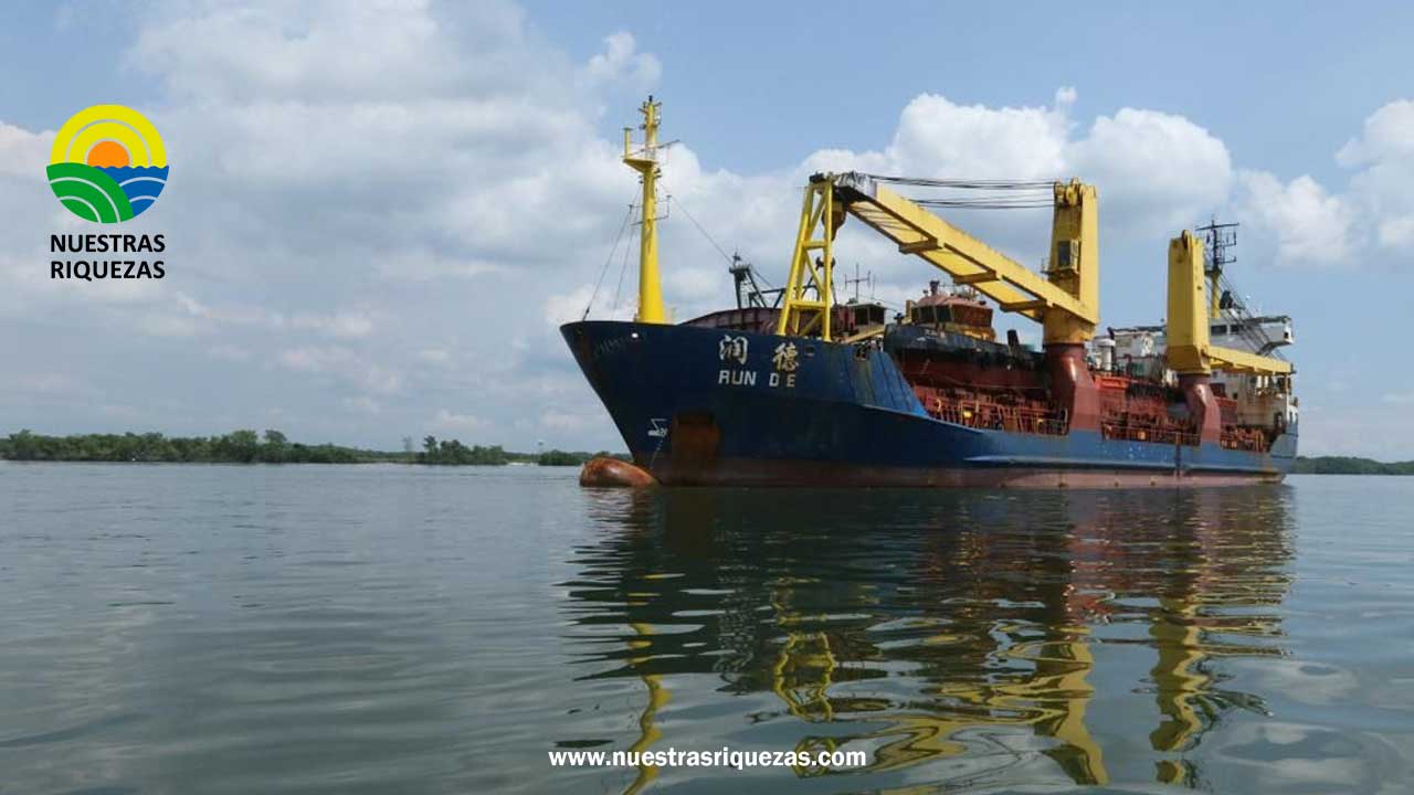 La draga Tianrun 6 que extraerá sedimentos del río Guayas ya está en Guayaquil