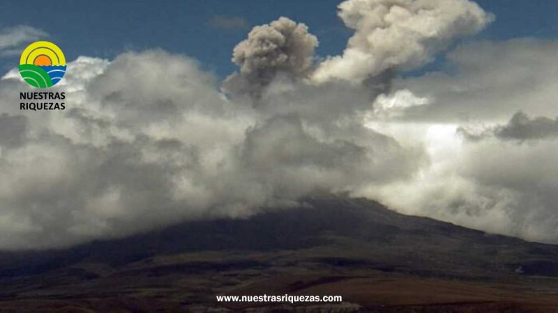 Volcán Cotopaxi emitió nube de ceniza este lunes 3 de abril