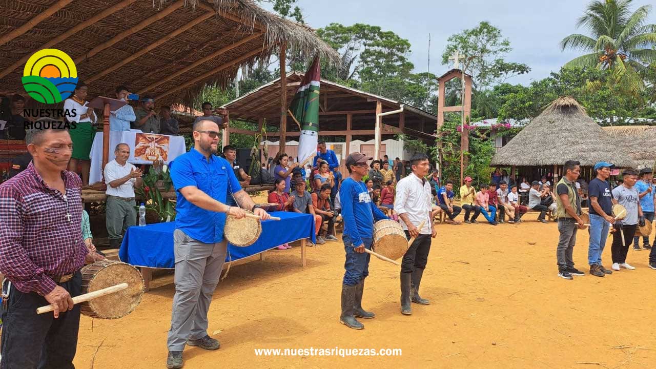 José Dávalos junto a Hernán Malaver, presidente del Pueblo Kichwa Sarayaku, firmaron una Carta Compromiso