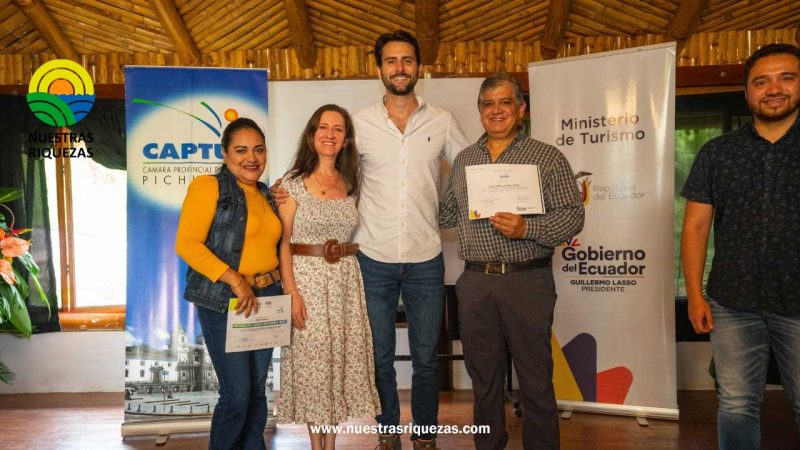 El ministro Niels Olsen, junto a CAPTUR PICHINCHA, entregaron 21 certificados a las empresas del Noroccidente de Pichincha