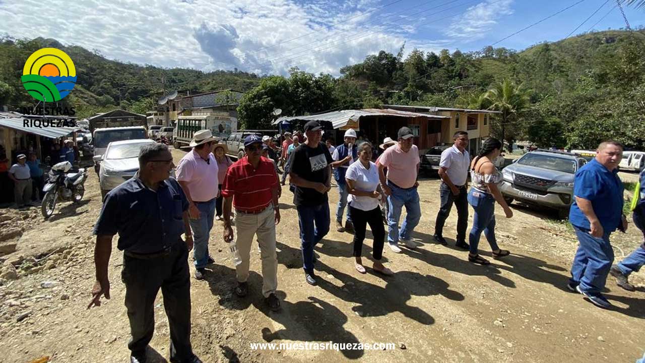 Prefectura de Zamora Chinchipe concluye mantenimiento vial en tramo clave y demanda atención del Gobierno Nacional