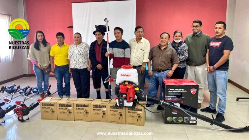 En San Lucas y Santiago, el MAG entrega motoguadañas para productores ganaderos