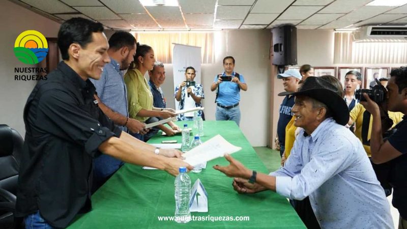 Ministerio de Agricultura y Ganadería entrega títulos de propiedad a agricultores de Vinces