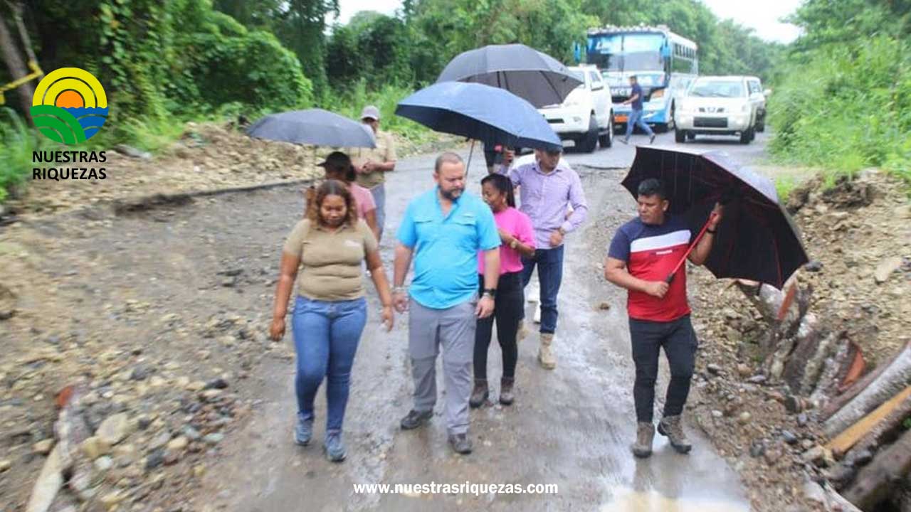Ministro del Ambiente de Ecuador constata daños por lluvias en áreas protegidas de Esmeraldas
