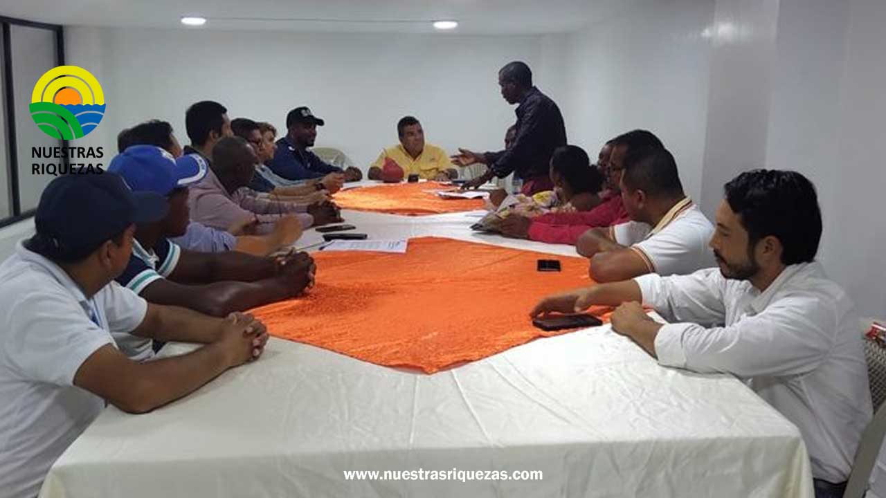 Ministro entrega kits de cacao en Quinindé.