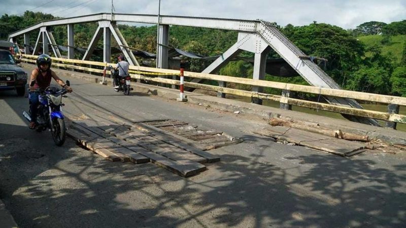 Tránsito en el puente Velasco Ibarra cerrado por tres meses