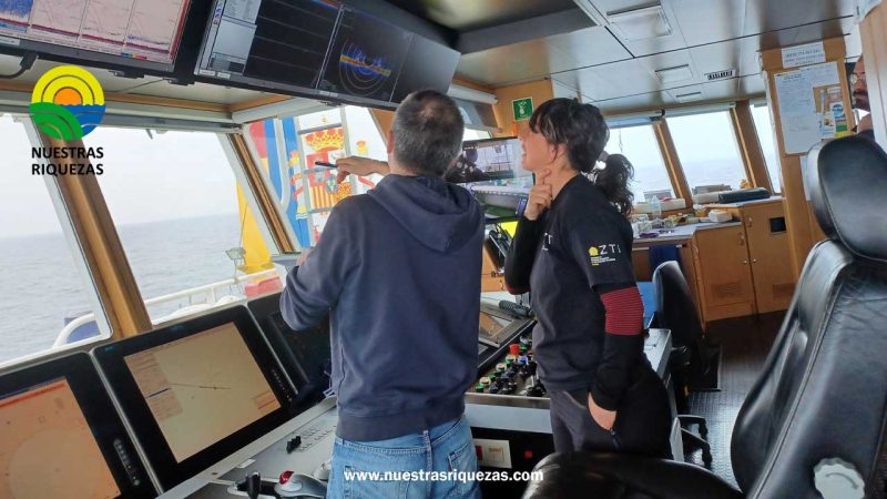 El sector pesquero aplica innovaciones tecnológicas para reducir sus facturas energéticas, mediante boyas con inteligencia artificial (IA), barcos arrastreros con puertas voladoras o micrófonos en las piscifactorías para escuchar a los langostinos mientras comen.