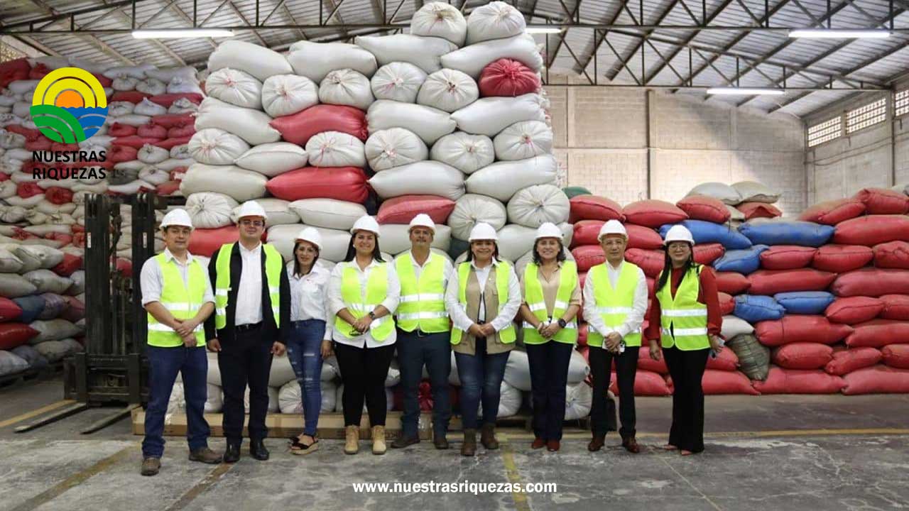 Los socios de la Asociación de Producción Agropecuaria 6 de Septiembre, reconocen el