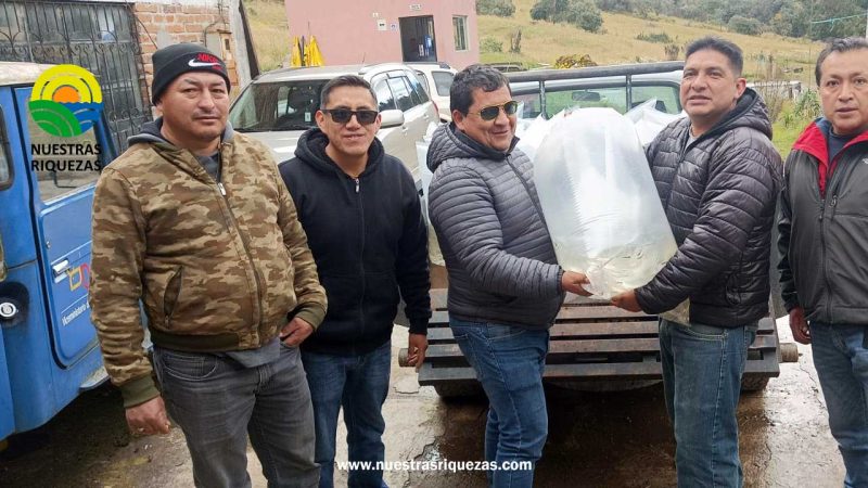 Productores de Gualleturo, en Cañar, reciben alevines de trucha