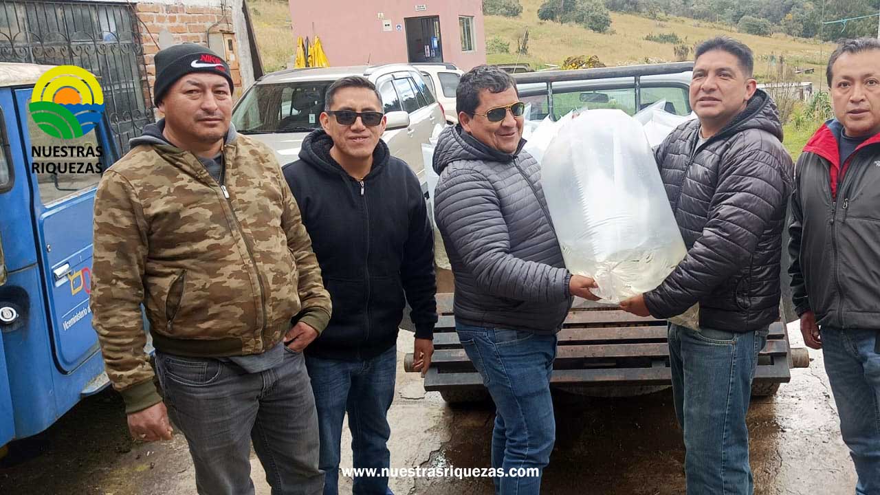 Productores de Gualleturo, en Cañar, reciben alevines de trucha