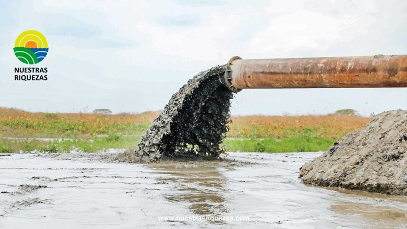 Se reanuda el dragado del río Guayas sobre retiro de sedimentos en alrededores del islote El Palmar