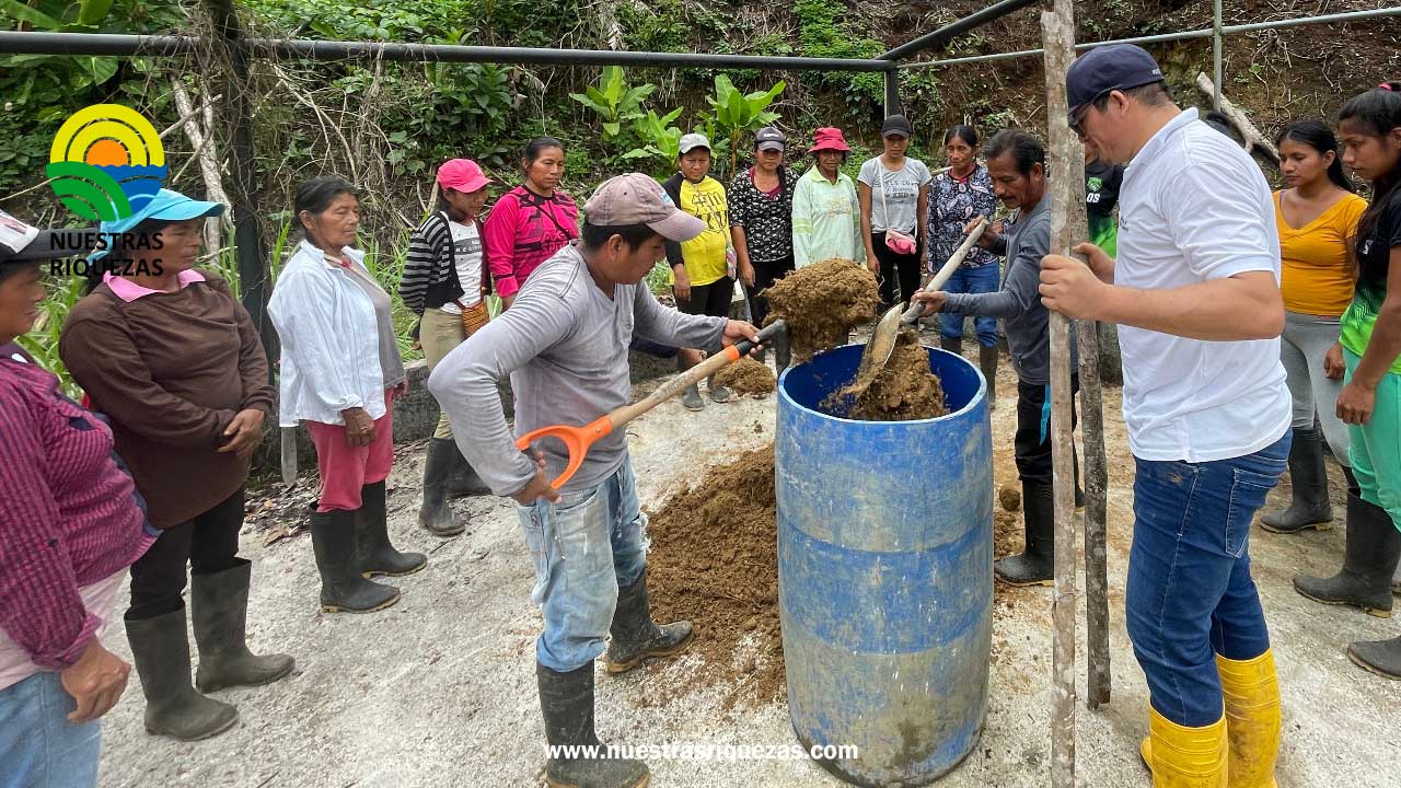 Productores de Tena aprenden a elaborar insumos orgánicos, para recuperar los suelos