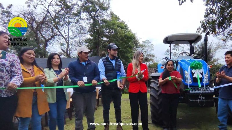 Productores de Quito se benefician con la entrega de un tractor por parte del MAG