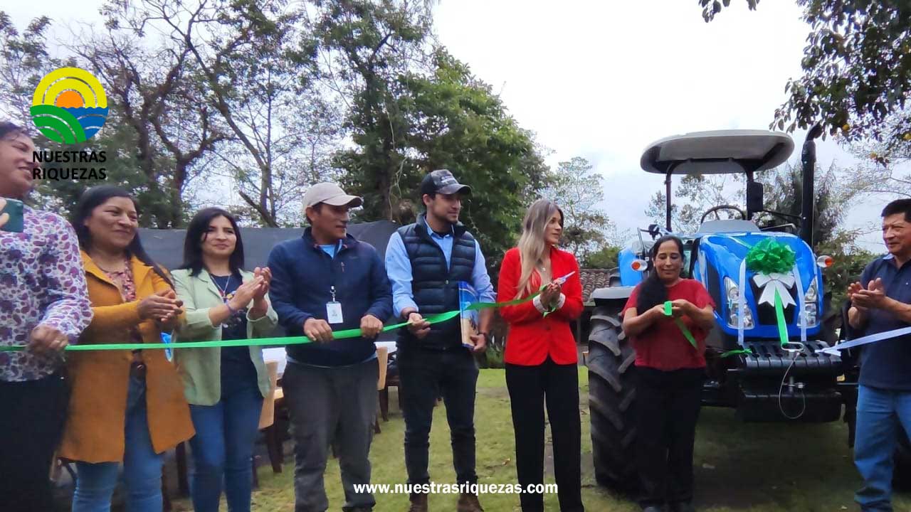 Productores de Quito se benefician con la entrega de un tractor por parte del MAG