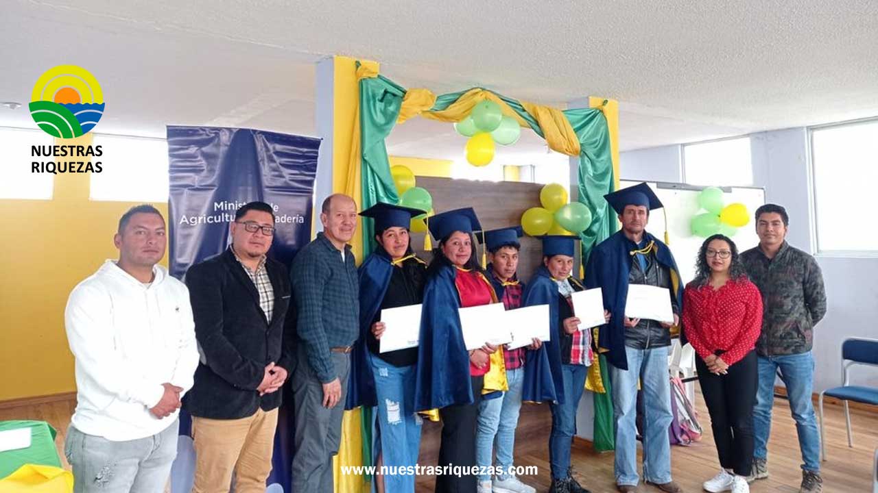MAG entrega certificados a participantes del Curso de Inseminación Artificial en Bovinos, en Carchi