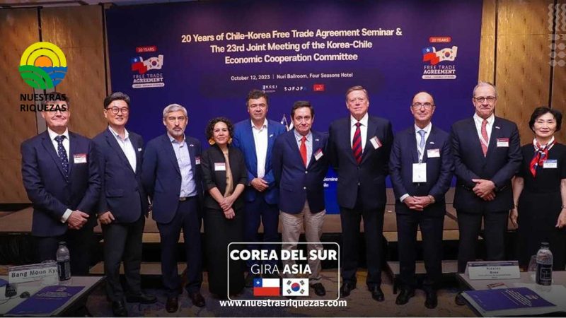 El ministro Esteban Valenzuela Van-Treek junto al ministro de Economía, Nicolás Grau participaron de un seminario por el 20º aniversario del TLC entre Chile y Corea del Sur