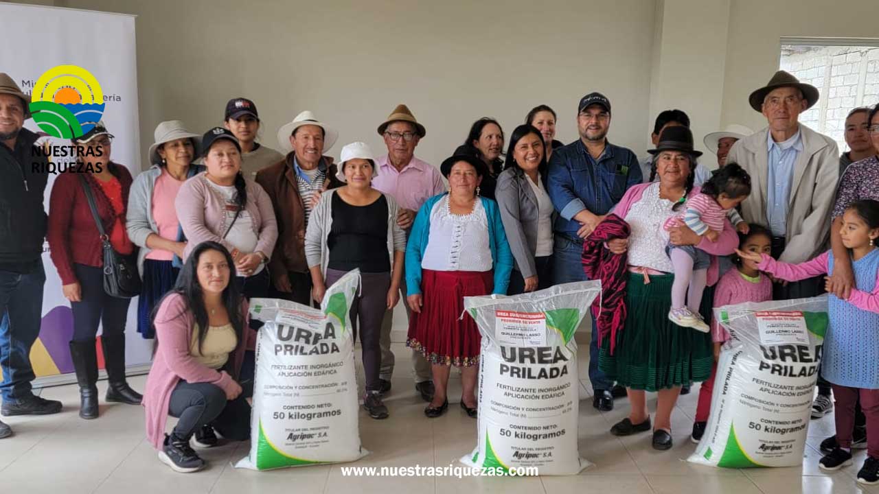 Más de 600 sacos de urea subvencionada reciben productores de Azuay