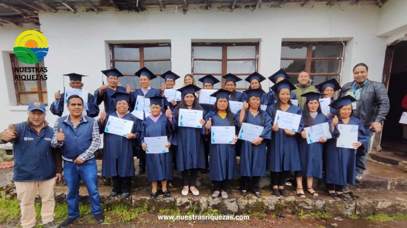 Pequeños ganaderos de Píntag se gradúan en Escuela de Formación Pecuaria