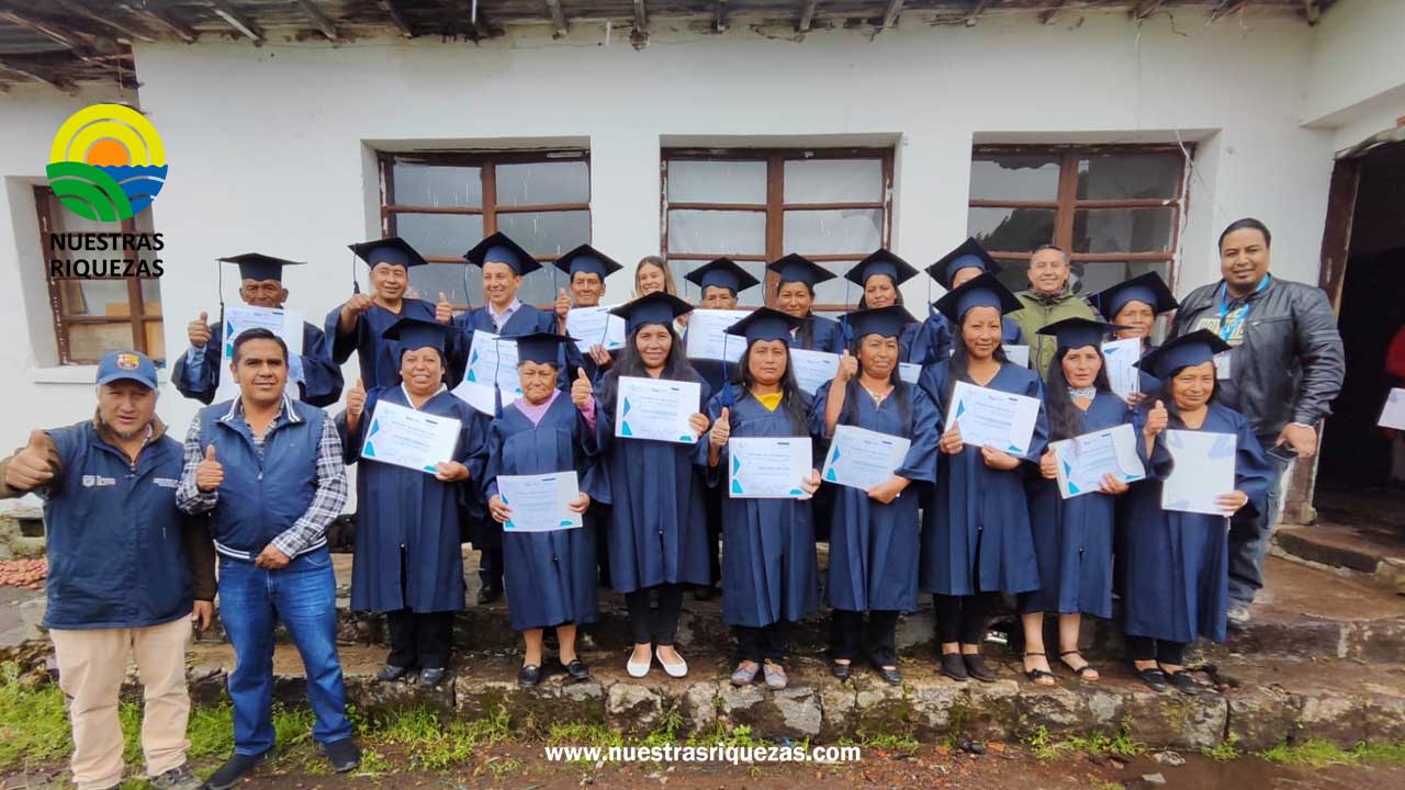 Pequeños ganaderos de Píntag se gradúan en Escuela de Formación Pecuaria