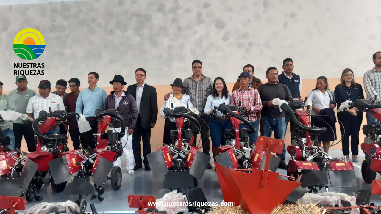Productores de Imbabura se benefician con maquinaria y certificados del MAG