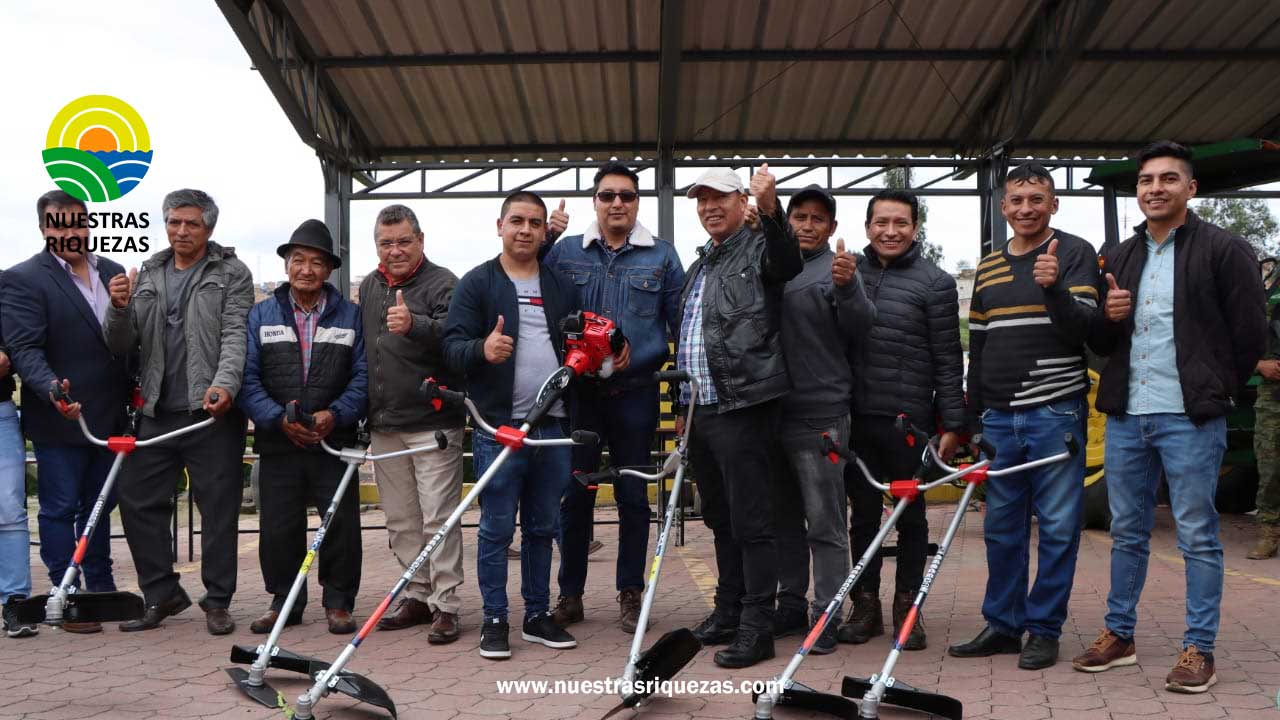 Más de 116 mil dólares en tractores, insumos, tierras y créditos reciben productores de Carchi