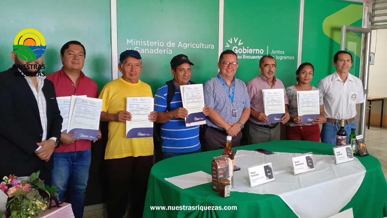 Productores de El Oro reciben certificados, sellos AFC y títulos de propiedad de tierras