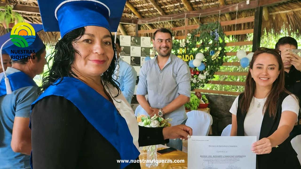 Productores de Pindal reciben certificaciones del MAG