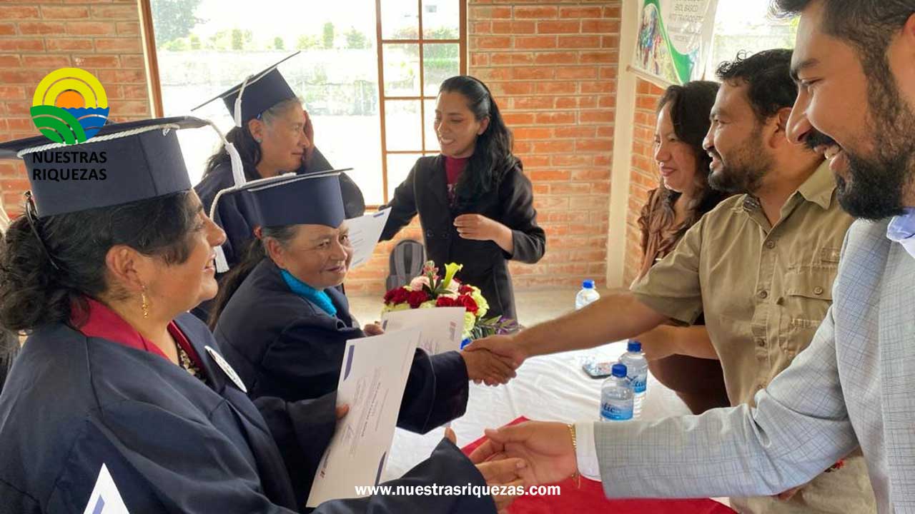 185 productores de Cotopaxi reciben su certificado en producción sustentable agroecológica