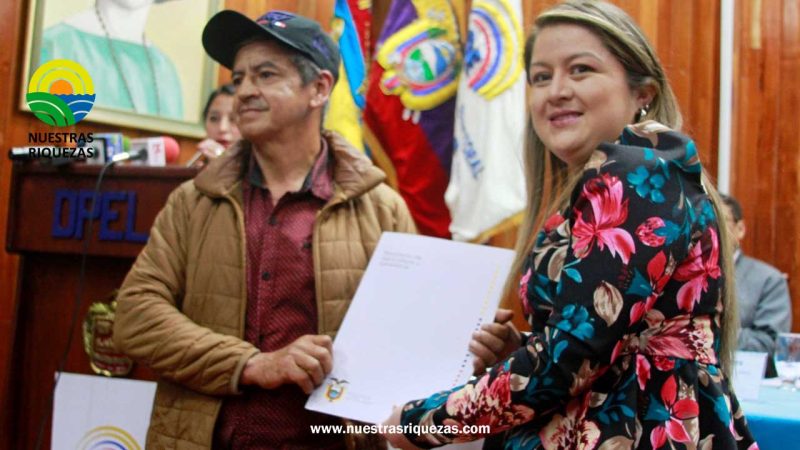 Productores de Loja reciben títulos de propiedad de tierras y sellos AFC