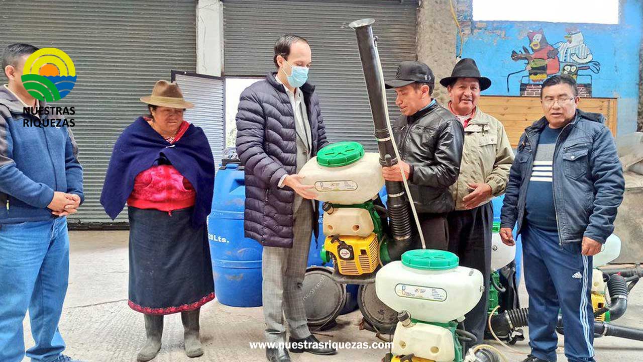 Chimborazo: MAG entrega ensilaje a productores de zonas afectadas por la ceniza