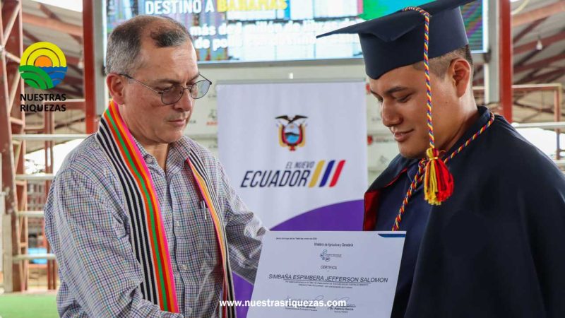 Productores reciben insumos pecuarios, títulos de propiedad y certificados de capacitación