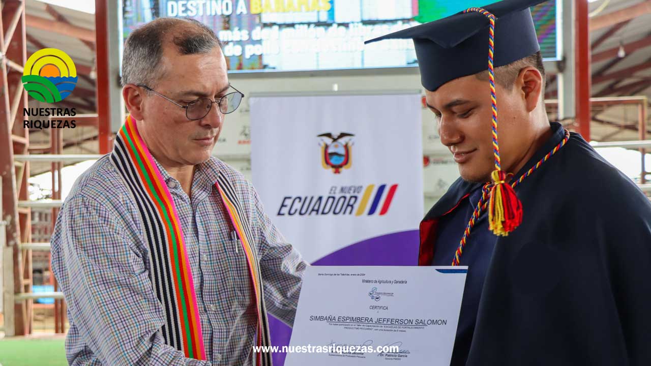 Productores reciben insumos pecuarios, títulos de propiedad y certificados de capacitación