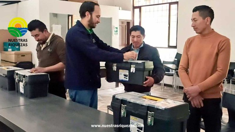 GANADEROS GUANEÑOS CAPACITADOS POR EL MAG RECIBEN KITS DE INSEMINACIÓN ARTIFICIAL