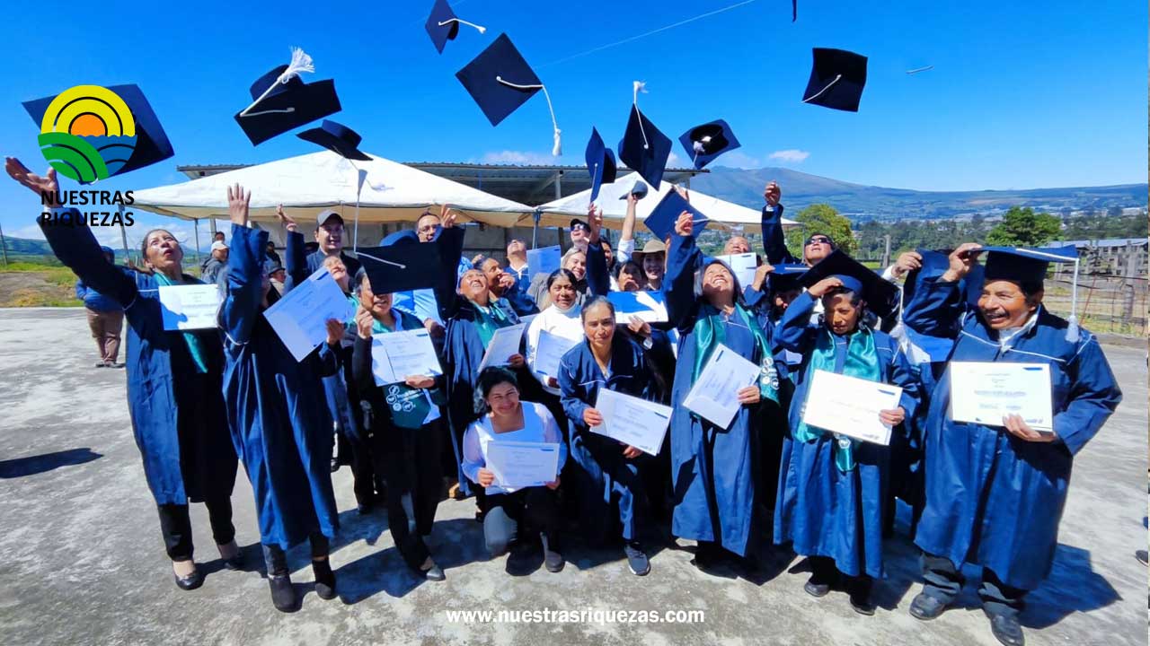 Ganaderos de Machachi reciben certificados de capacitación en la  Escuela de Formación Pecuaria