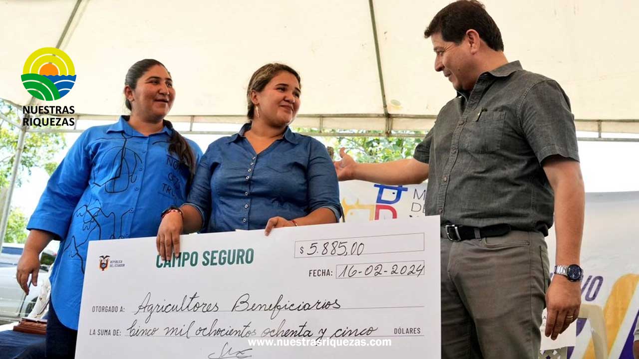 Guayas: Ministro visita zonas afectadas por el invierno y entrega indemnizaciones de CampoSeguro