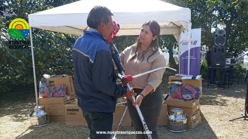 Productores de Imbabura se benefician con equipos para desarrollar la ganadería