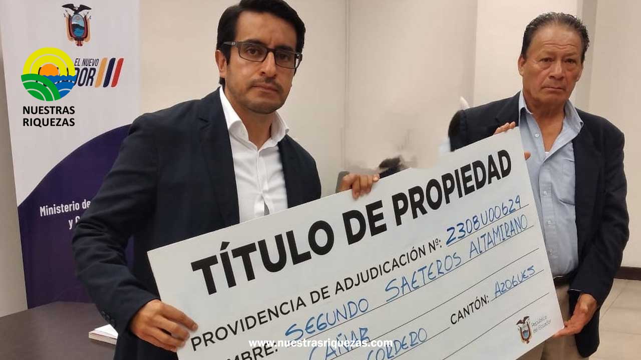 Productores de Azogues y Biblián reciben títulos de propiedad de tierras