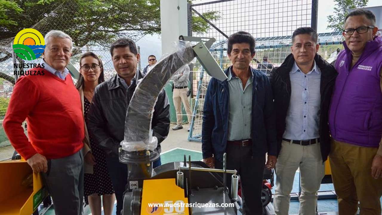 Más de 1.100 productores de Loja reciben títulos de tierras, equipos pecuarios, certificados y kits veterinarios