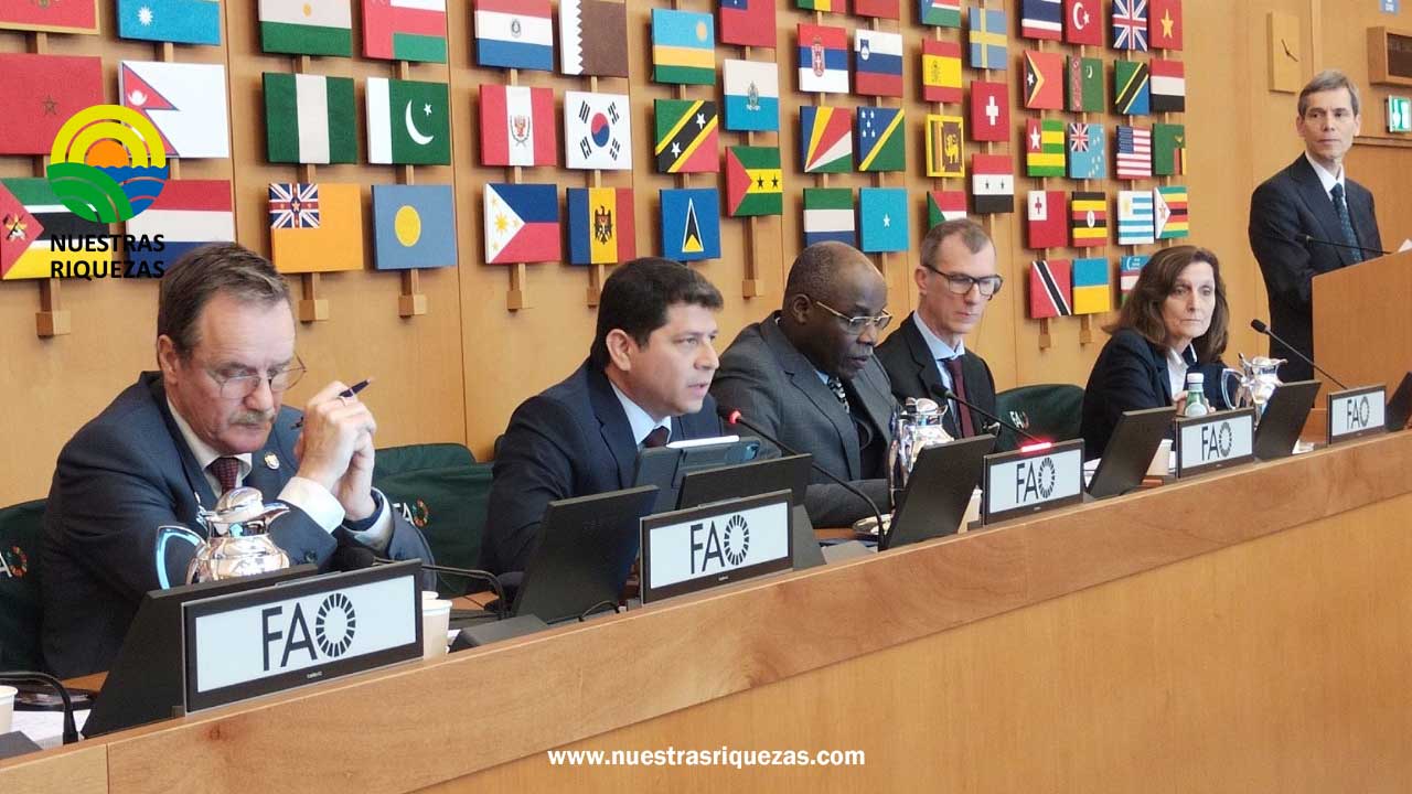 Ecuador plantea políticas públicas a favor de mujeres en la industria bananera ante Foro Mundial en Italia