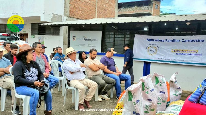 MAG entrega kits de semillas de pastos en Gonzanamá y Calvas